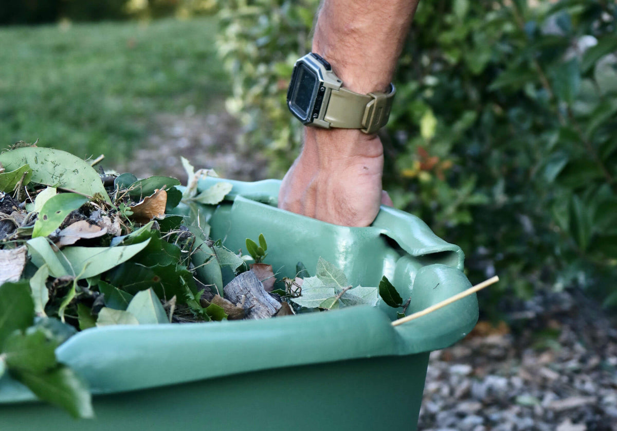 paysagiste travaillant avec la comporte GreenCollect
