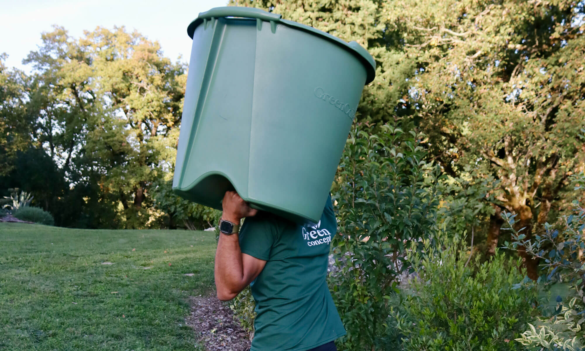 jardinier portant la poubelle de déchets verts GreenCollect